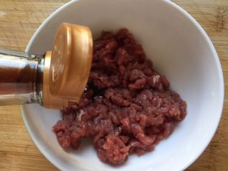 蒸牛肉杂蔬丸,把牛肉末放入碗里，加入适量的生抽拌匀腌制十分钟入味。