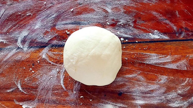 即方便又快捷~一次发酵双色绣球馒头,松弛好的白色面团稍微揉一下排气！