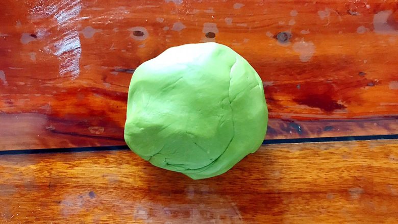 即方便又快捷~一次发酵双色绣球馒头,松弛好的绿色面团也稍微揉一下排气！