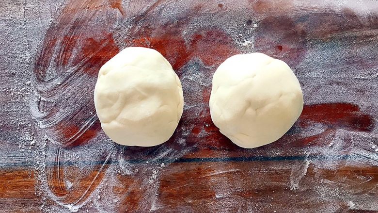 即方便又快捷~一次发酵双色绣球馒头,面团揉好之后平均分成两份！