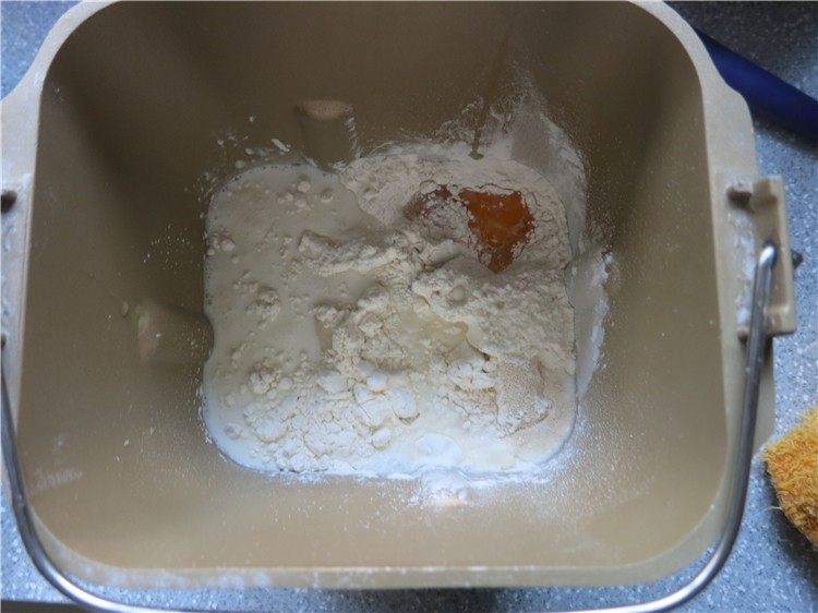 嘎嘣脆哒黑芝麻磨牙棒,将除黄油和芝麻外的所有材料倒入面包桶中，将桶放入面包机中固定好，启动“生面团”程序，包含揉面+发酵两阶段。 