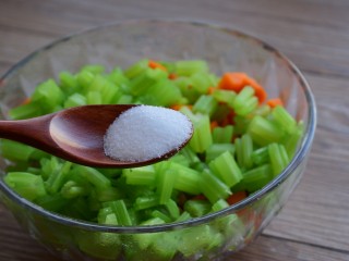 #咸味#凉拌芹菜花生米,煮过的芹菜和胡萝卜加入到花生米中，加盐