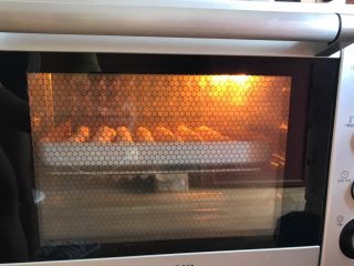 土豆椰蓉球,烤箱提前175度预热，上下火、中层，预热完毕放入食材烘烤15-20分钟表面金黄即可