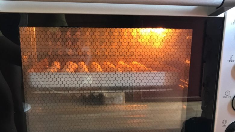 土豆椰蓉球,烤箱提前175度预热，上下火、中层，预热完毕放入食材烘烤15-20分钟表面金黄即可