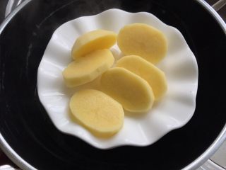 土豆椰蓉球,上锅蒸15-20分钟熟透即可