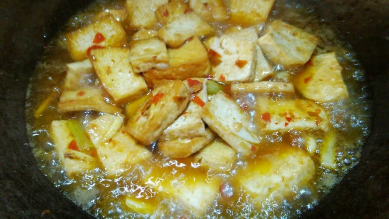 #吃豆腐#＋家常豆腐,水开加入适量的盐，翻均匀继续盖锅盖烧。