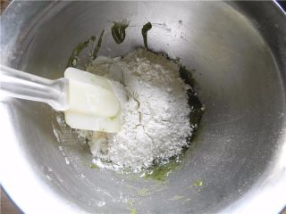 青汁月饼,继续倒入剩下的预拌粉，用刮刀和成光滑面团，盖上保鲜膜静置1个小时。