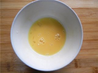 青汁月饼,1个蛋黄加1/3蛋白搅匀。