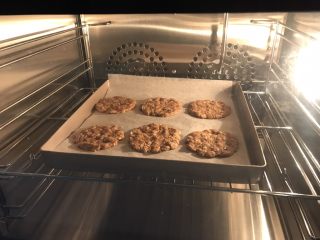 红糖燕麦饼干,放入预热好的烤箱170度烤20分钟左右即可。