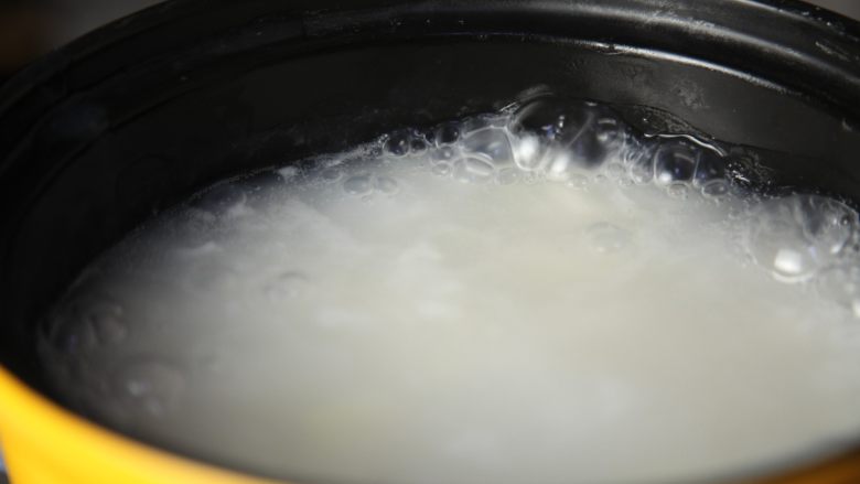 有家鲜厨房|秋分养生粥：白梨鸡蛋鲜米粥,煮至米粒开花，煮熟盛出