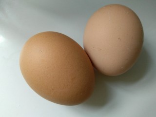 #咸味#泡面卧俩蛋（泡面另类吃法）,准备两个鸡蛋，喜欢但多的，可以再多放一枚。