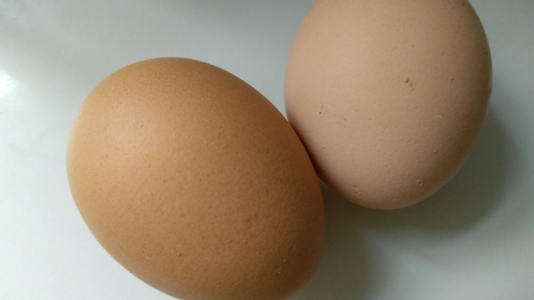 #咸味#泡面卧俩蛋（泡面另类吃法）,准备两个<a style='color:red;display:inline-block;' href='/shicai/ 9'>鸡蛋</a>，喜欢但多的，可以再多放一枚。