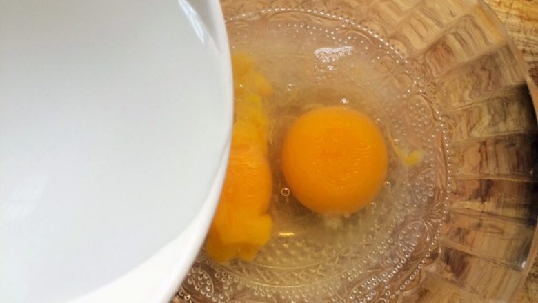 ＃辅食＃虾仁蒸蛋羹,加1．5倍温水，这样的比例刚好，蒸出的蛋羹嫩滑。