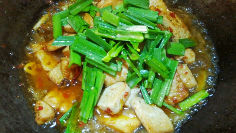 #吃豆腐#＋家常豆腐,勾芡的汁儿搅拌着，沿着锅边淋一圈。