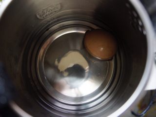 香辣肥牛饭,鸡蛋放热水壶里加水烧开