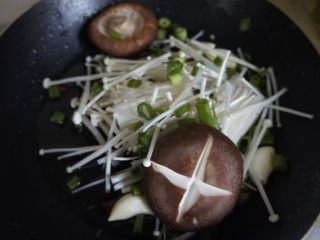 香辣肥牛饭,锅里倒油将金针菇蒜小米椒香菇小葱放一起炒
