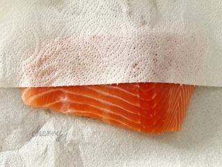 #辣味#麻辣三文鱼,三文鱼用厨房纸吸干，切成小粒（1-2厘米左右的小粒），