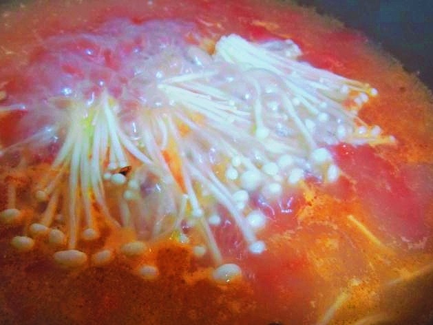 番茄巴沙鱼（龙利鱼）更好吃的秘诀！,等番茄炒得有点偏糊状的时候，加一碗水，煮开后放入金针菇