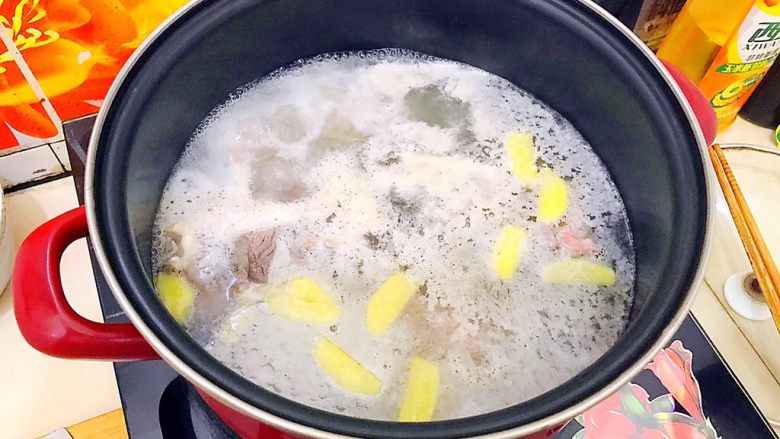 金腿银骨青菜汤
,水开后放入排骨，中火煮两分钟！
