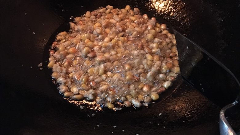 金沙玉米粒,把玉米用晒子把多余的粉晒掉，倒进油锅炸一下，捞起来，