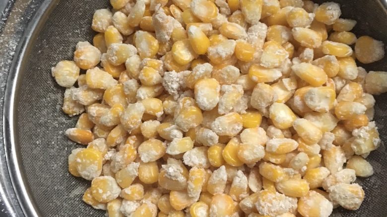 金沙玉米粒,玉米还是热的，就把淀粉倒进去搅匀