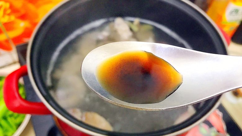 金腿银骨青菜汤
,25-30分钟之后，打开锅盖，加少许醋！
醋能令排骨内中的钙、磷、铁等溶解出来，有利于人体吸收，而且还能保护骨头中的维生素不被破坏！

