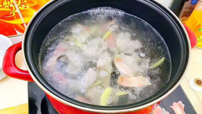 金腿银骨青菜汤
,洗干净锅子，重新再煮开一锅水，水量约摸是锅子的三分之二，水开后放入排骨，火腿片，姜片！