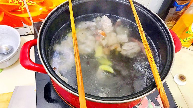金腿银骨青菜汤
,转小火！
把两根筷子搁在锅子上面！
