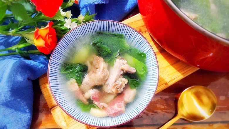 金腿银骨青菜汤
,好了，盛出来，凉一下，就可以美美的享用这道即营养丰富又鲜美无比的靓汤啦！