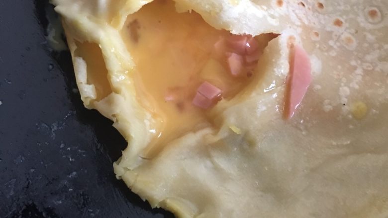 鸡蛋灌饼,倒入鸡蛋，用面皮的温度将鸡蛋烤熟