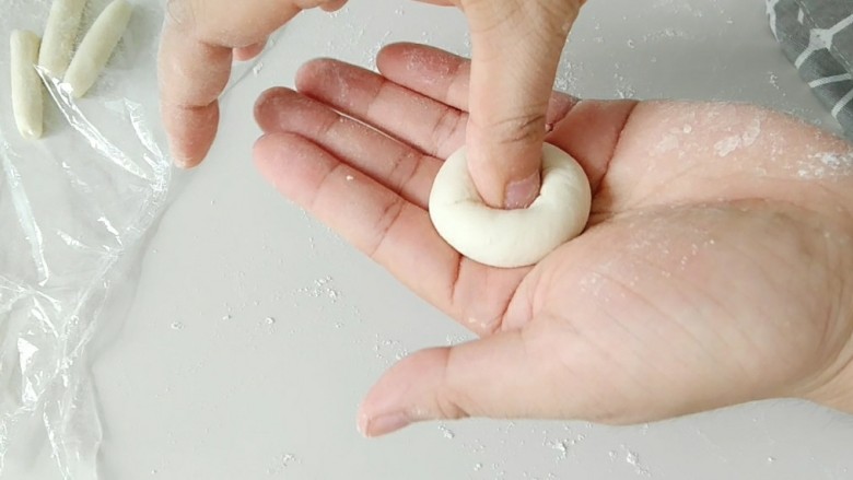 #甜味#香菇花式馒头,小剂子搓圆，在用拇指在底部摁下去。