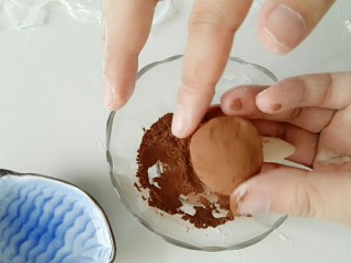 #甜味#香菇花式馒头,粘好后，再用手轻轻抹去，顺势，把周围没粘到的粘上去。