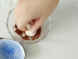 #甜味#香菇花式馒头,捏着根部，装有可可粉的碗里，去擦粉。