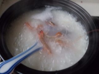 海鲜粥,将大白虾和小螃蟹放入锅里煮熟
