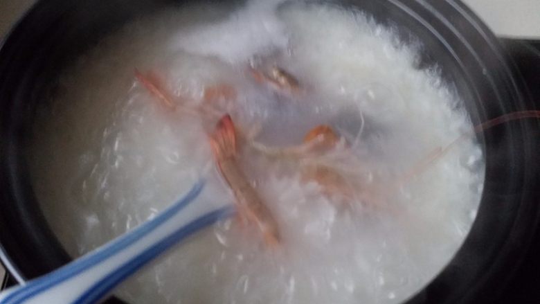 海鲜粥,将大白虾和小螃蟹放入锅里煮熟