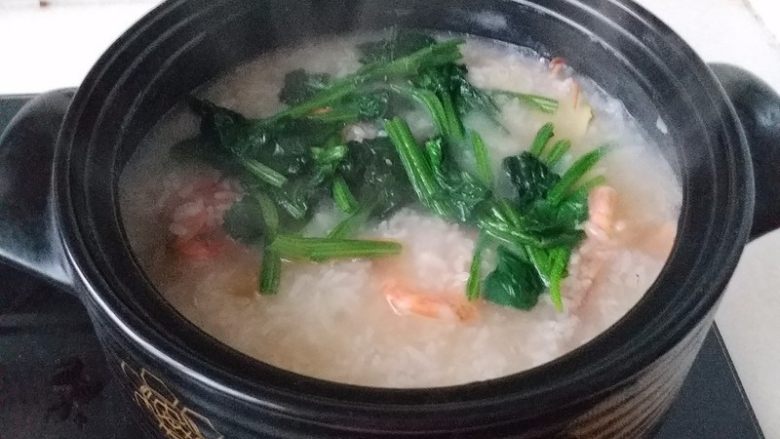 海鲜粥,将焯过的菠菜放入锅中