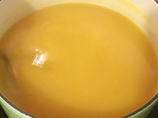 南瓜芡实羮,把调好的藕粉再次搅匀，放入锅中，并按一个方向不断搅拌，防止藕粉结块，直至南瓜糊再次沸腾。