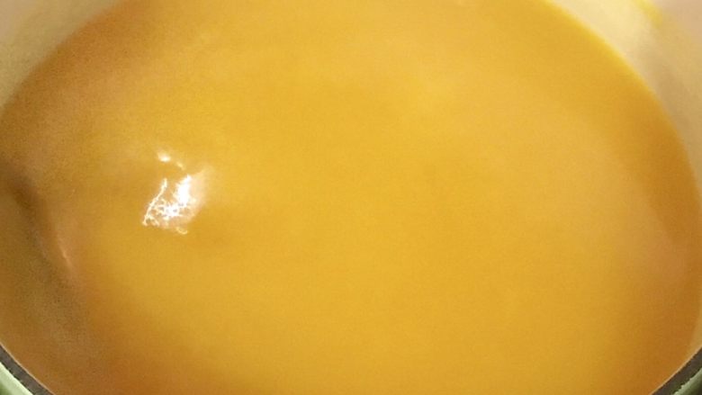 南瓜芡实羮,把调好的藕粉再次搅匀，放入锅中，并按一个方向不断搅拌，防止藕粉结块，直至南瓜糊再次沸腾。