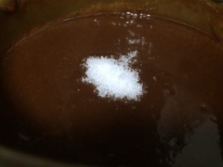 焦糖海盐栗子酱,再加上海盐，搅匀。