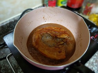 妈妈的叉烧肉,煎至两面焦黄后倒入腌料汁。