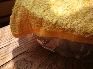 海绵酵头全麦吐司,盖上保鲜膜和干净的湿毛巾放在温暖的地方进行发酵