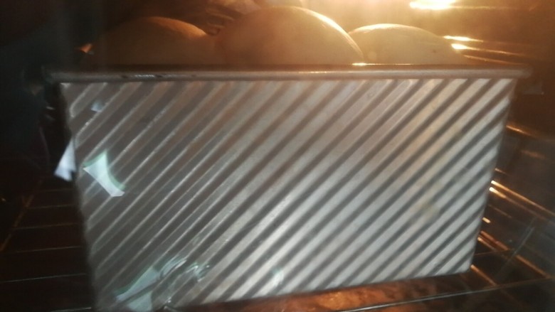 海绵酵头全麦吐司,放入预热好180℃烤箱烘烤50分钟，根据个人烤箱脾气来烘烤哦(´-ω-`)自行调节时间