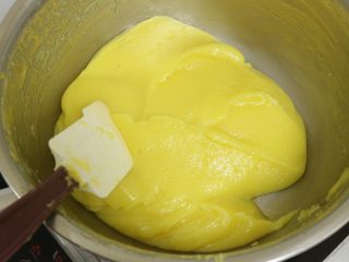 奶黄流心月饼,直至面团炒至成团。
（期间若是出现面团与油出现分离现象，就用手动搅拌器快速搅拌就能使面团恢复到顺滑的状态。）