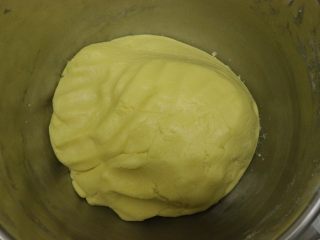 奶黄流心月饼,将低粉，吉士粉，奶粉加入，用手揉至面团成型，包上保鲜膜放置一旁备用。
（若是面团太湿粘手可再加少许低粉或者将面团冷藏后在使用。）