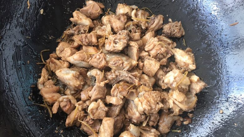 酸梅焖鸡～爸爸的味道,再用锅铲不断翻炒，慢慢焖让鸡肉与所有调料味道融合。