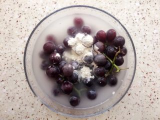 葡萄果酱,葡萄倒入清水，撒一把面粉进去，静置20分钟；