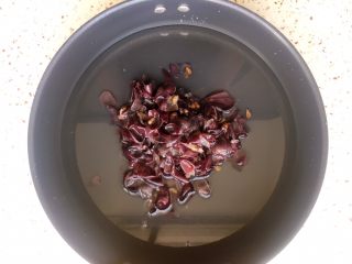 葡萄果酱,不粘锅里加入800ML清水，放入葡萄皮和籽；
