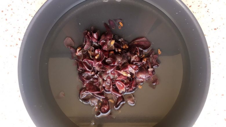 葡萄果酱,不粘锅里加入800ML清水，放入葡萄皮和籽；