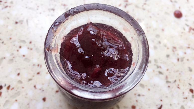 葡萄果酱,煮好的果酱装入消毒的杯子里，立即密封倒扣，冷却后放冰箱冷藏；