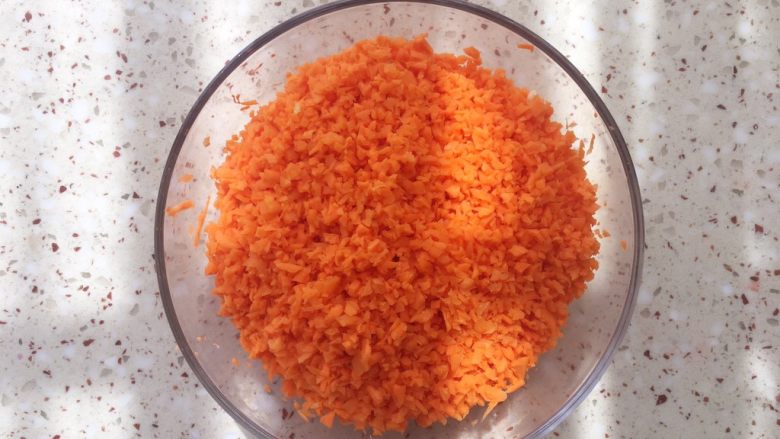 北方胡萝卜饺子,剁碎；放1勺盐腌渍15分钟左右；